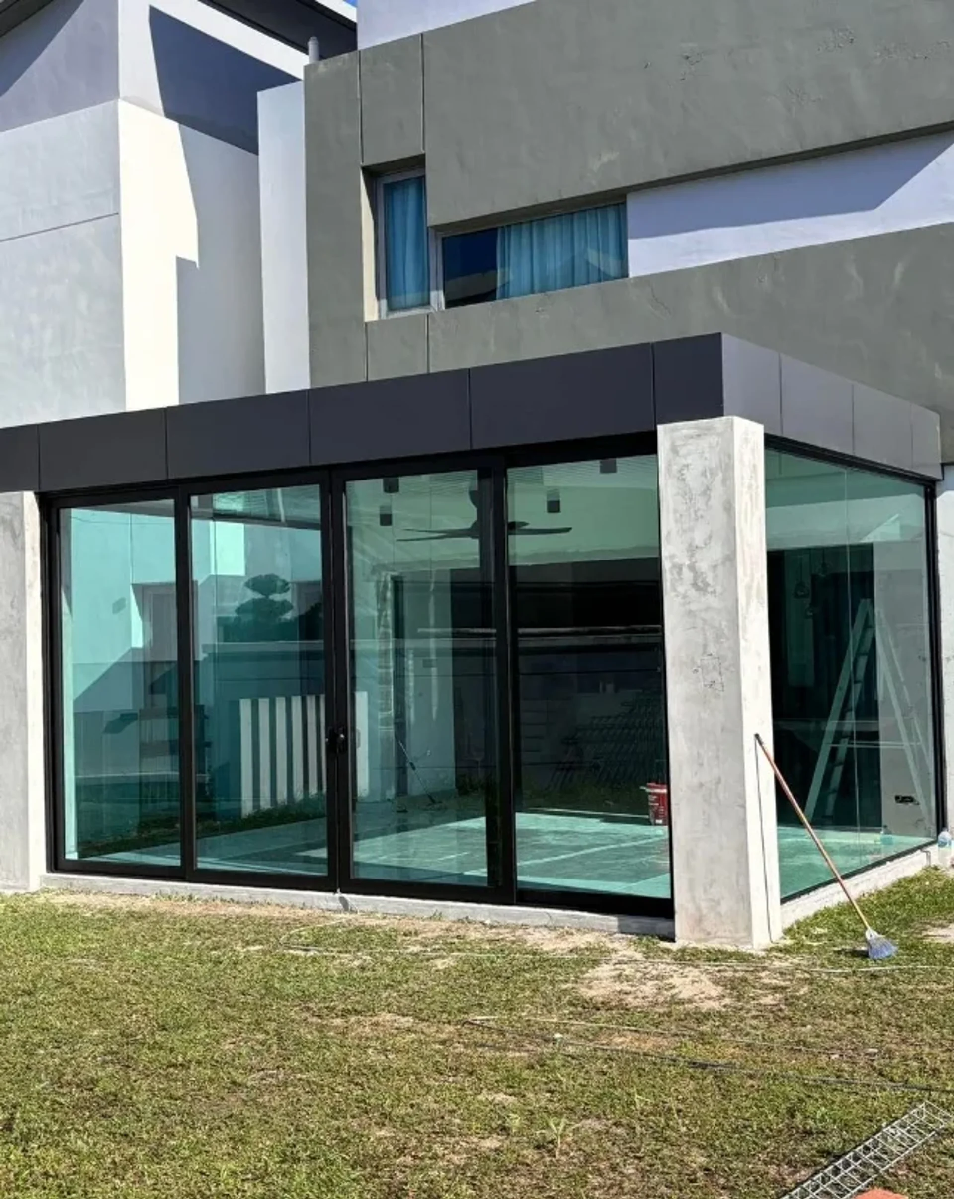 ALUMINIUM FRAME & SWING DOOR